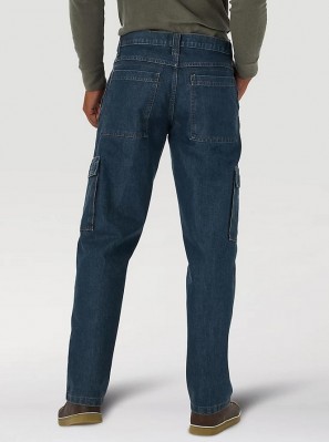 Картинка джинсовых брюк карго Wrangler, вид сзади