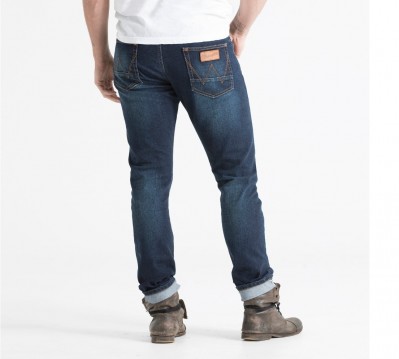 Фото джинсов Wrangler Slim Fit Selvedge, вид сзади