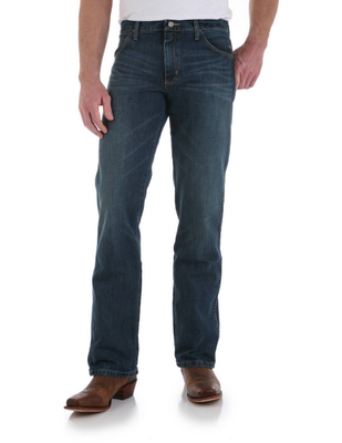 Картинка джинсов Wrangler 77MWZRW Premium Patch Retro Slim Fit Boot Cut Jeans - River Wash