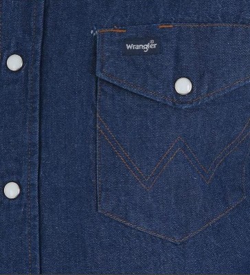 Картинка кармана на джинсовой рубашке с коротким рукавом Wrangler Cowboy Cut 
Firm Finish Denim Short Sleeve Work Western Shirt